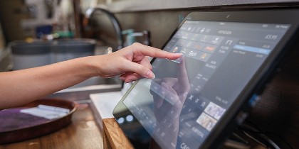 finger touching epos till